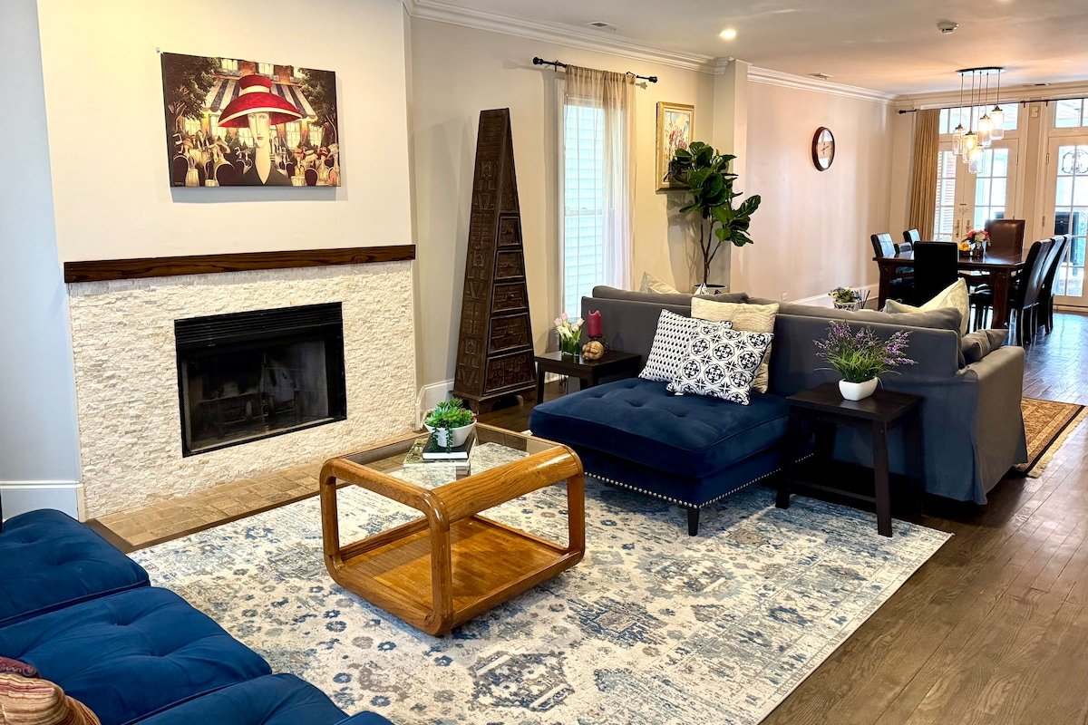 Huge Downtown Gem *Yard *Parking *Fireplace gallery image 2