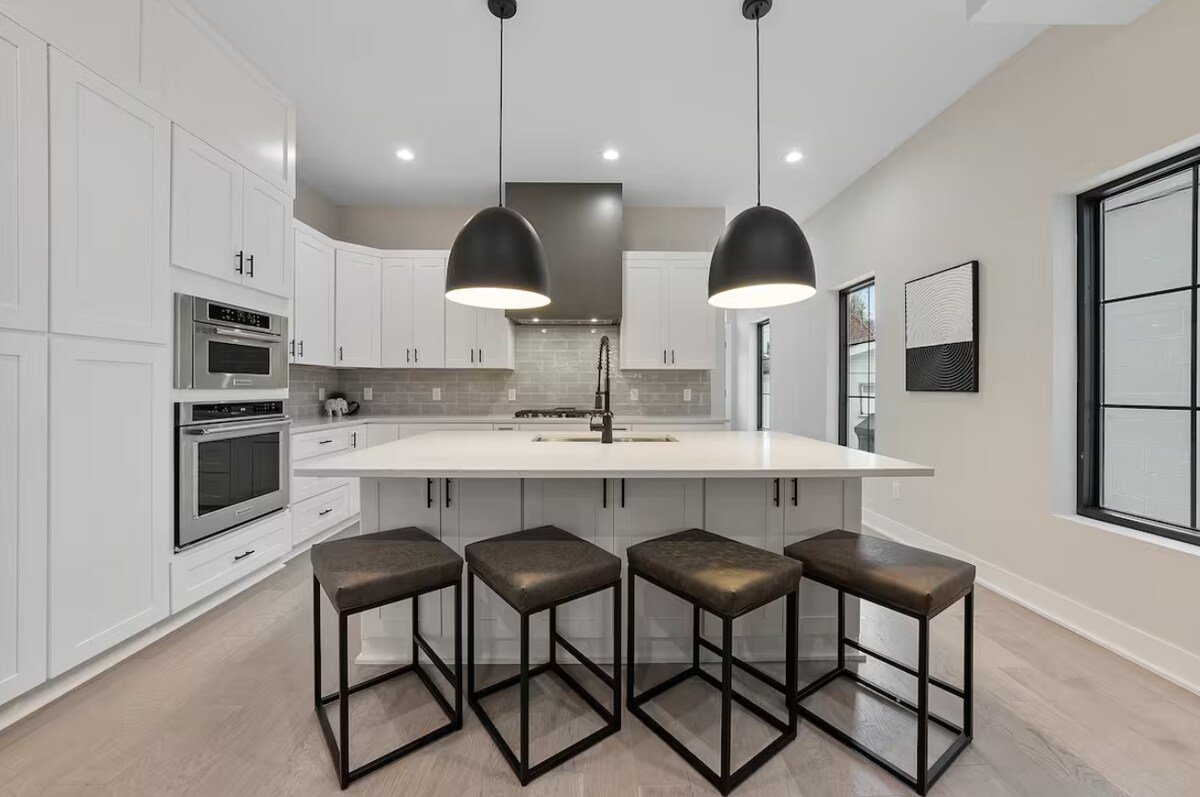 Newer Build- Luxury Spacious Home- 3 Living rooms gallery image 5