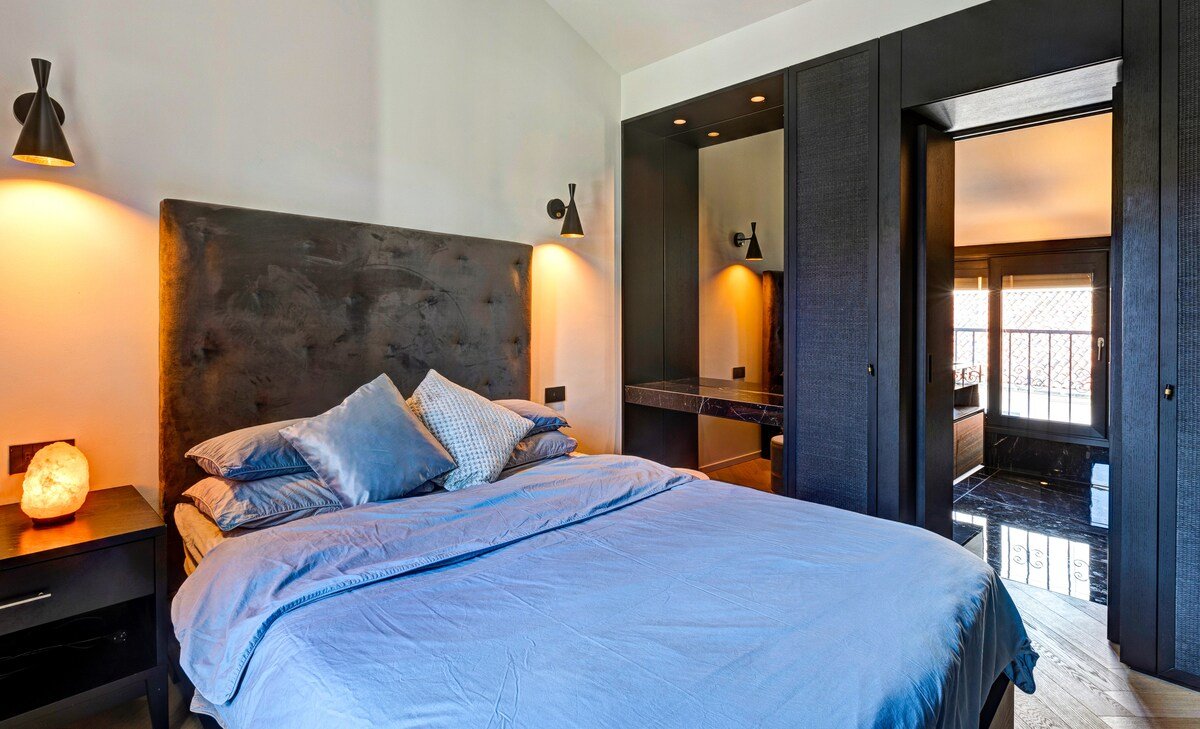 Duomo Penthouse with Terrace and Stunning Views gallery image 5