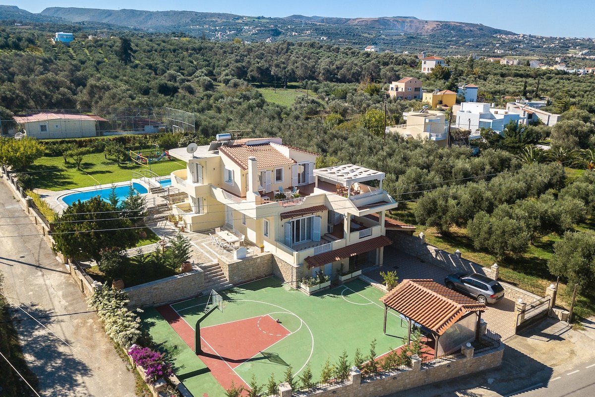 Pool, basket, playground, soccer, volley and more! gallery image 4