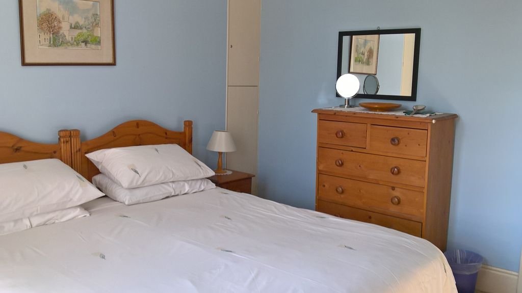 Bright, Cheerful Kensington Flat gallery image 5