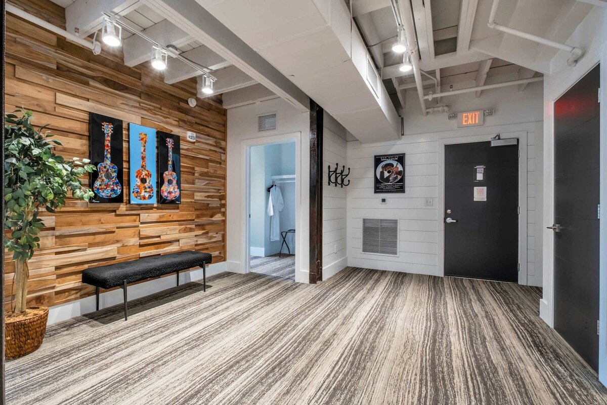 Skyline Suite Penthouse Rooftop 6BR by Maddox Hote gallery image 3