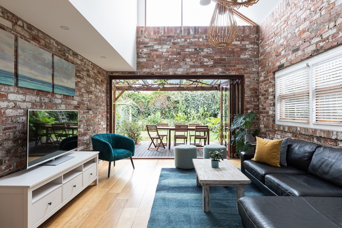 The Loft House- walk to the beach and cafes gallery image 2