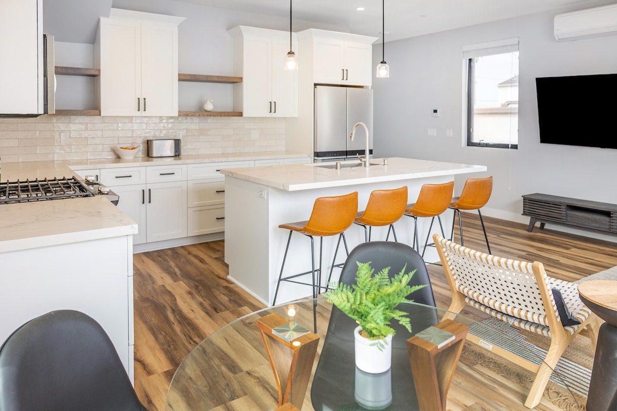 OCEAN VIEW – 1 block to the beach gallery image 3