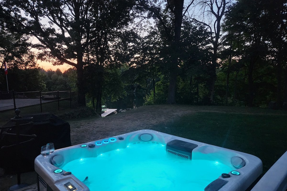 Luxurious waterfront 5-bedroom with pool and spa gallery image 3