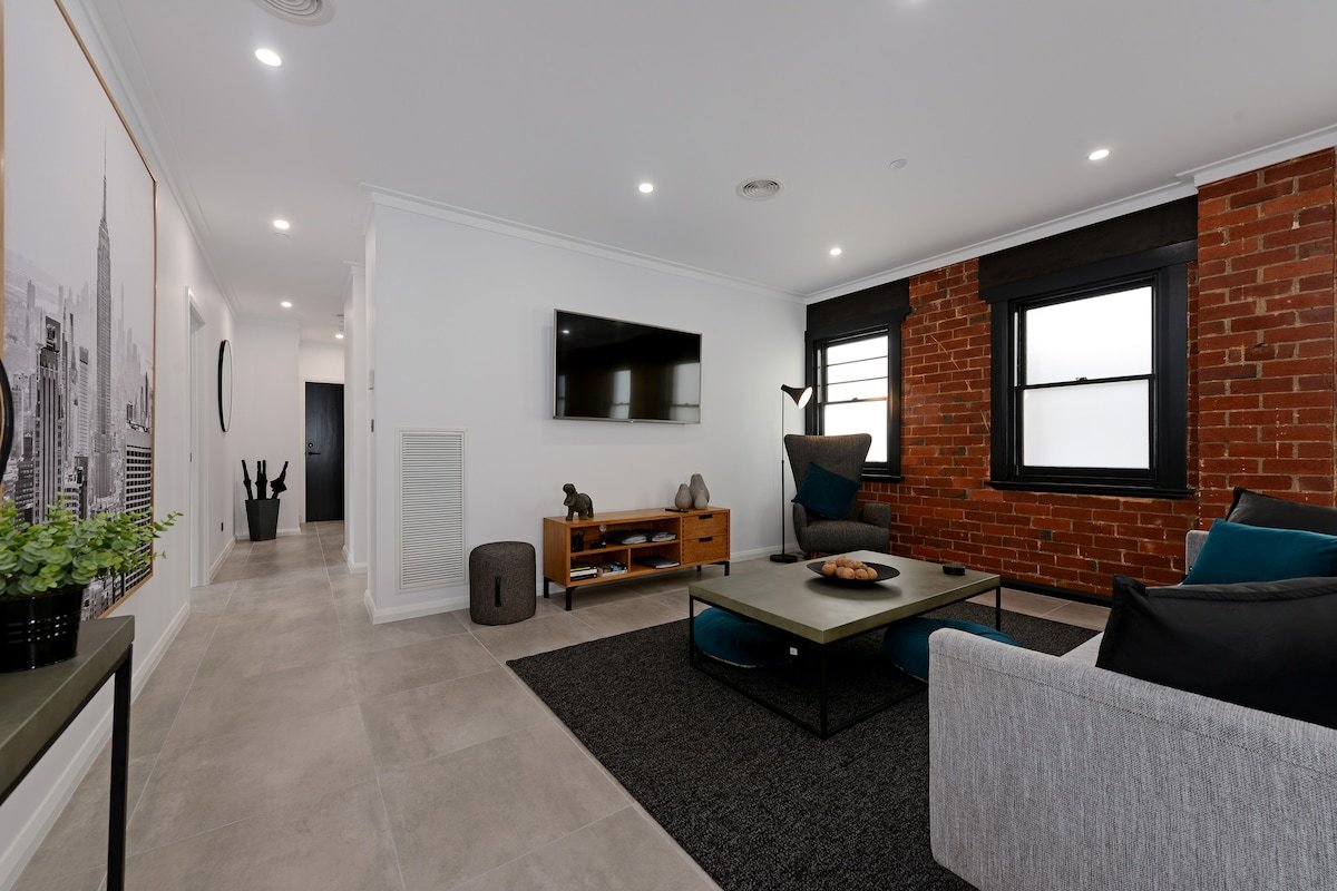 Designer Living within Historic Art Deco Building gallery image 4