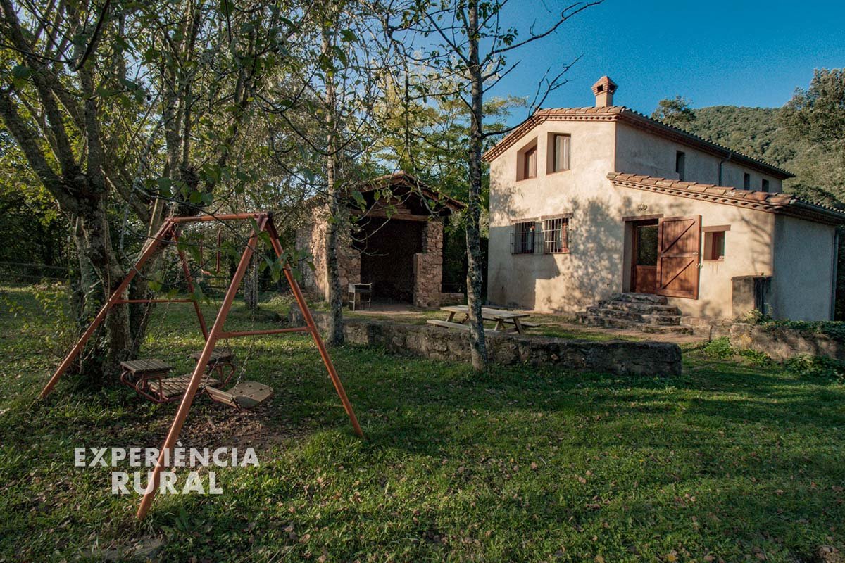 Masía aislada con piscina rodeada de bosques gallery image 4