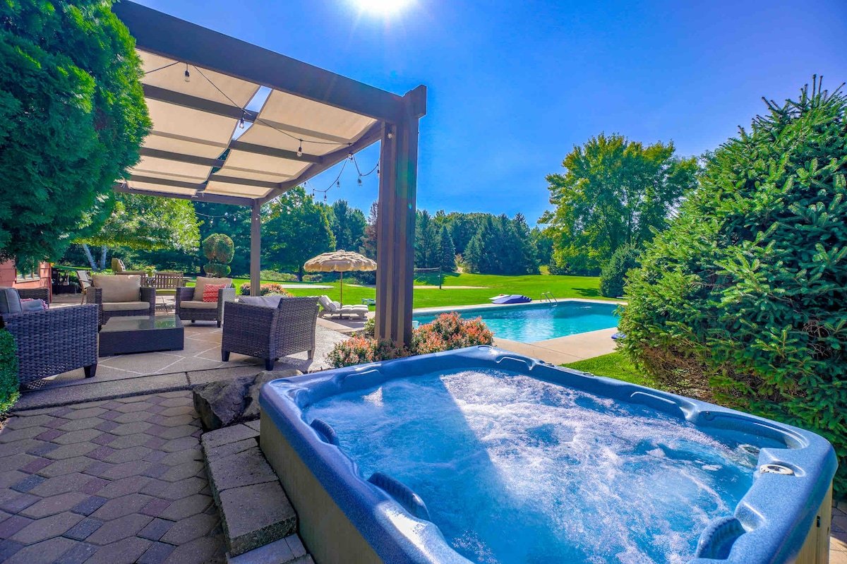 Resort LeMire Pool, hot tub and golf carts! gallery image 2