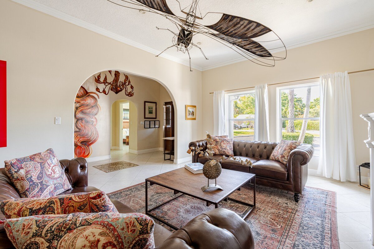 Luxury 5 Bedroom Art Villa, Heated Pool, Hot tub gallery image 3