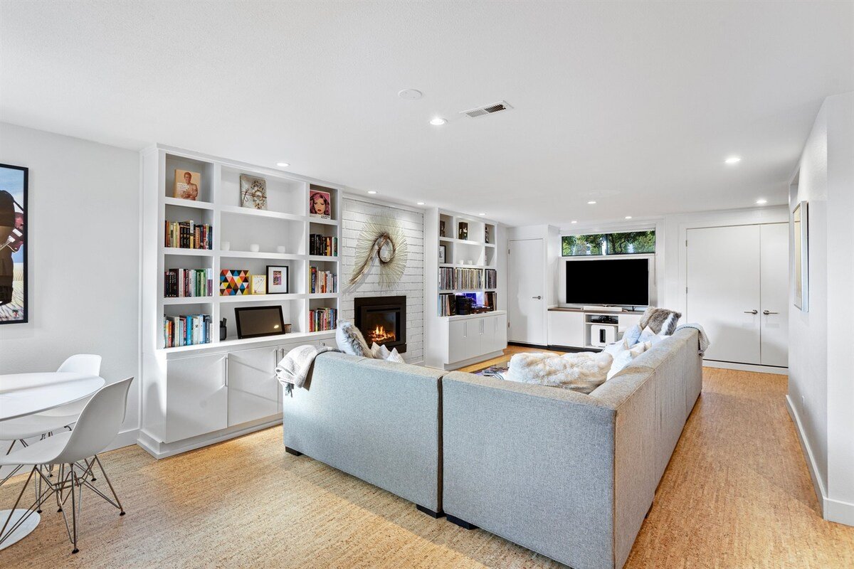 Mid-Mod Seattle Escape – Sauna + Special + FIFA gallery image 4