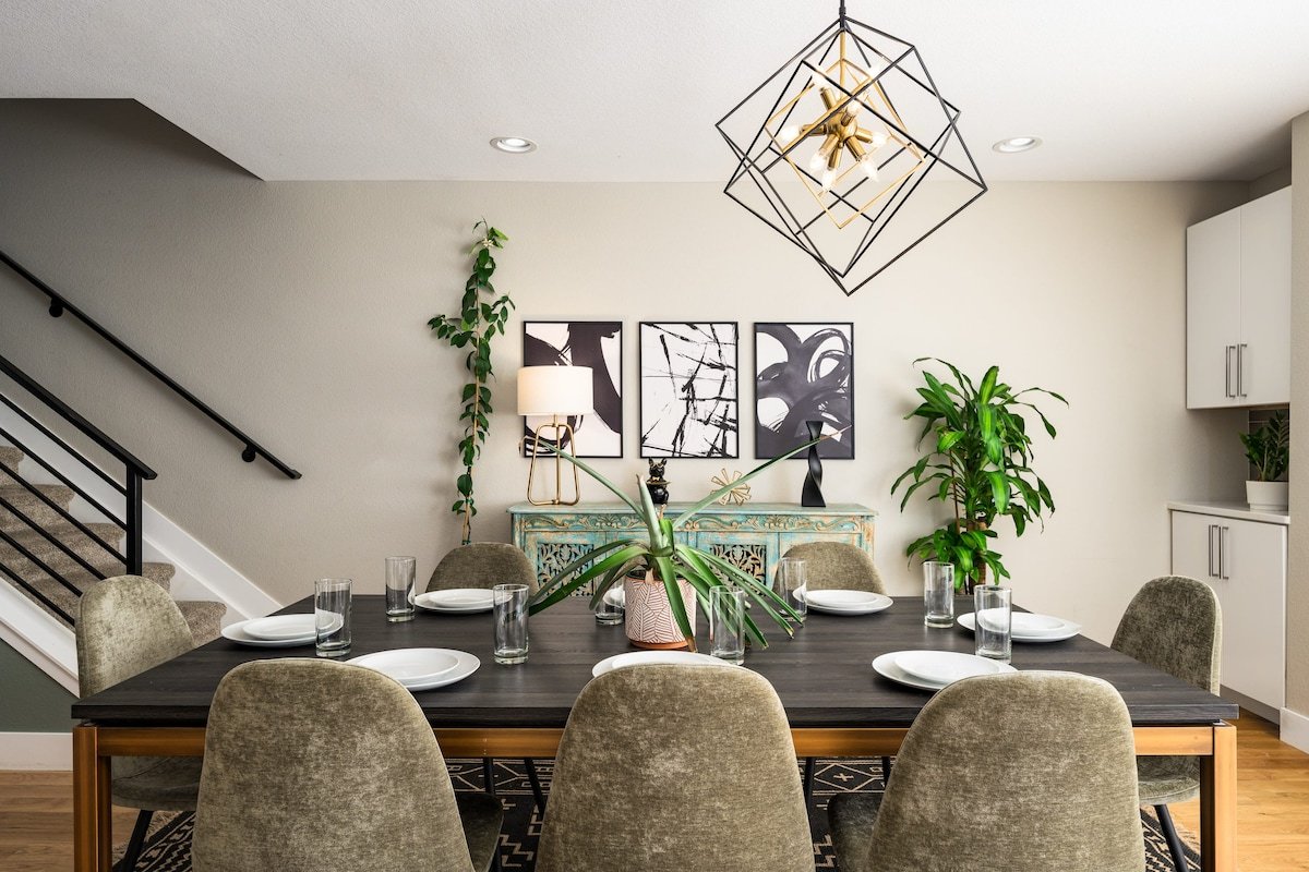 Spacious 6BR with Game and Movie Room! gallery image 5