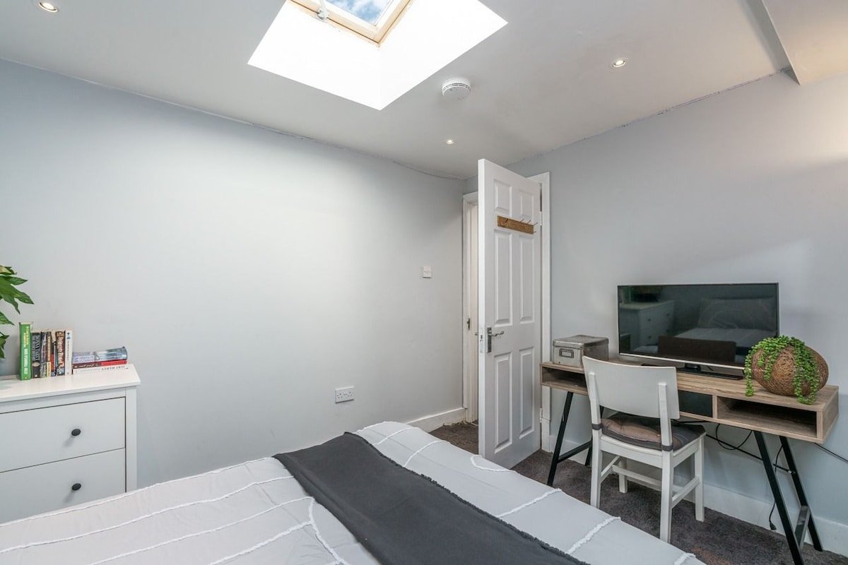 Large Dublin home, 2 mins to Sea/Dart/Aircoach. gallery image 5