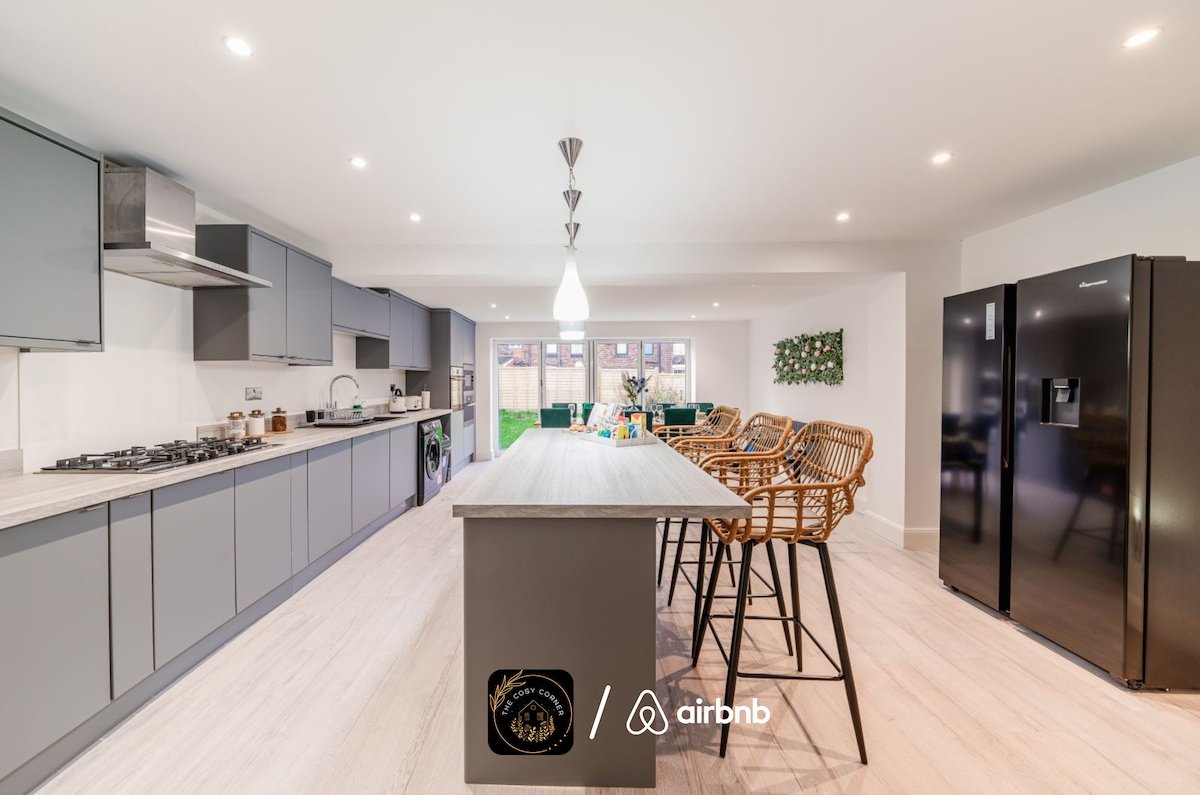 6BR house/2BR Bungalow & Parking gallery image 3