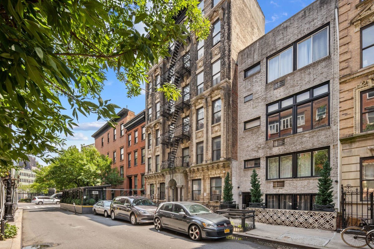 Rove Travel | Charles Court | Grand 2BR Duplex gallery image 5