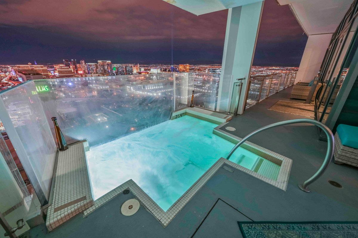 56 Luxurious Palms Place Penthouse