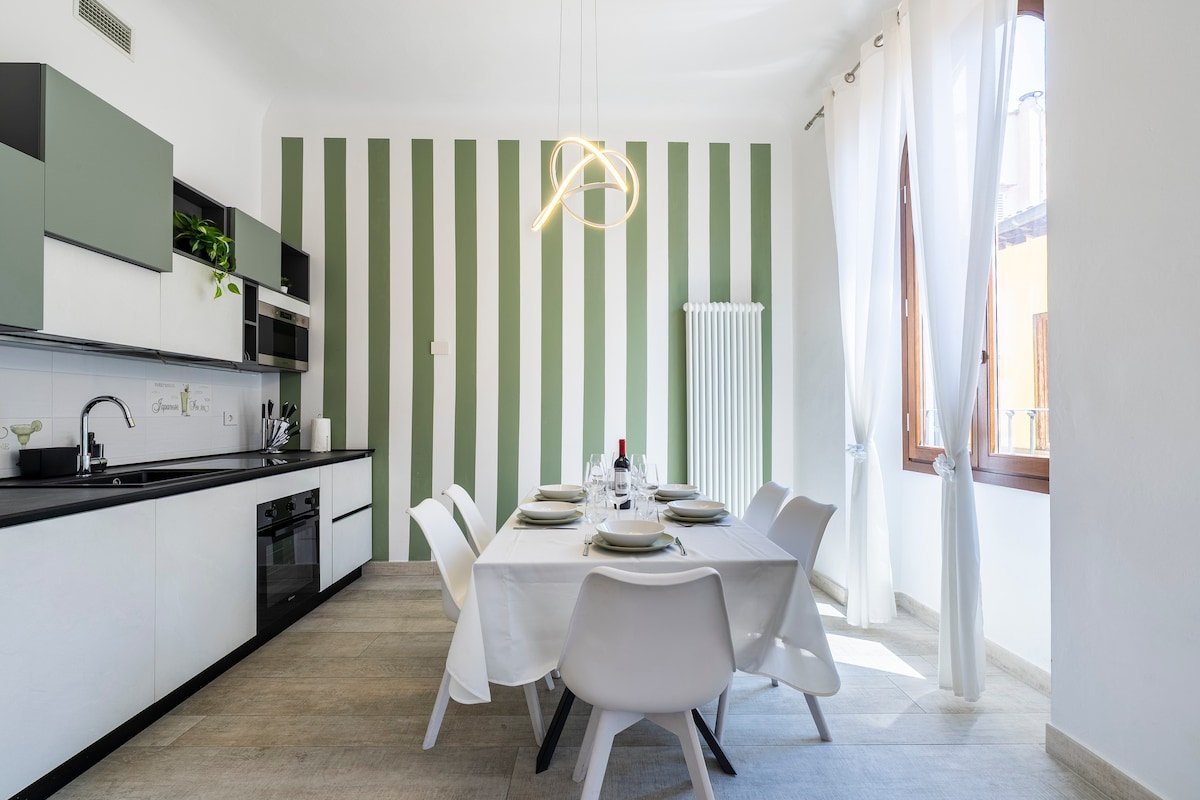 La Domus Firenze [Garage] 5’ from Duomo & Station gallery image 4