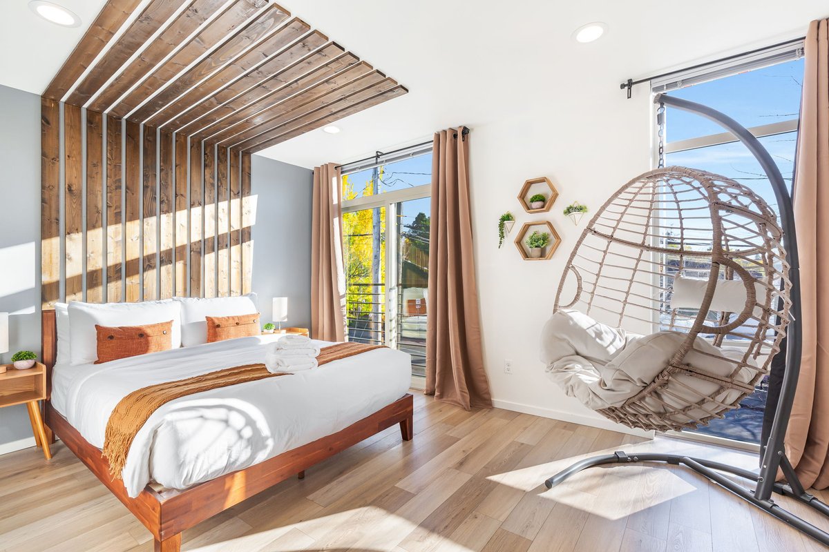 Designer 4B3B w/Theater & Rooftop close to CapHill