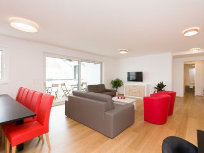 City Center Penthouse: Modern 5BR w/ AC, Riverside