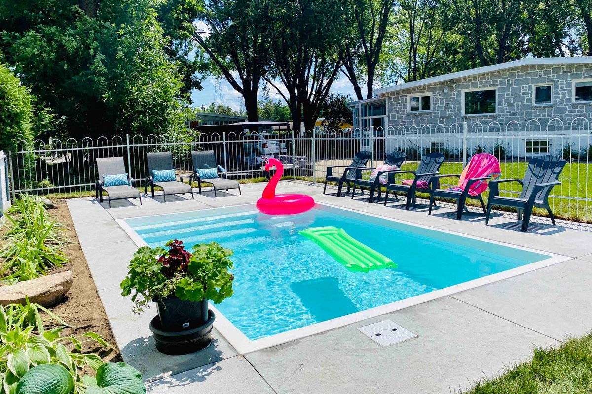 Fun and Vintage Family room in Quebec w/ love ones