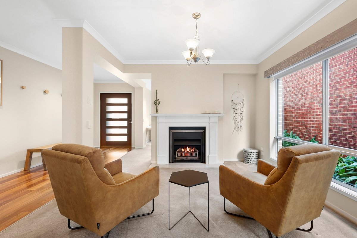 Surfside Haven – 100m to beach – sleeps 12! gallery image 3