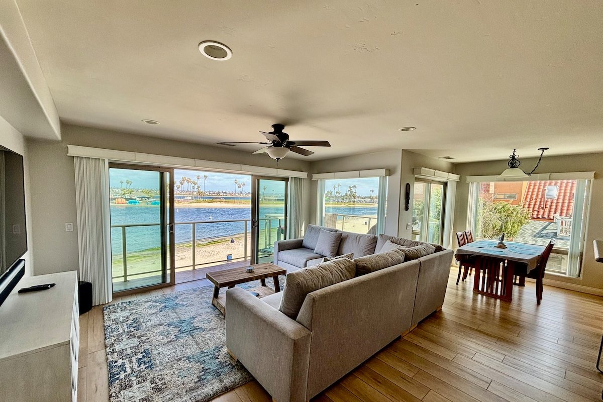 PRIME Waterfront Views, Parking, A/C, BBQ, Bikes! gallery image 4