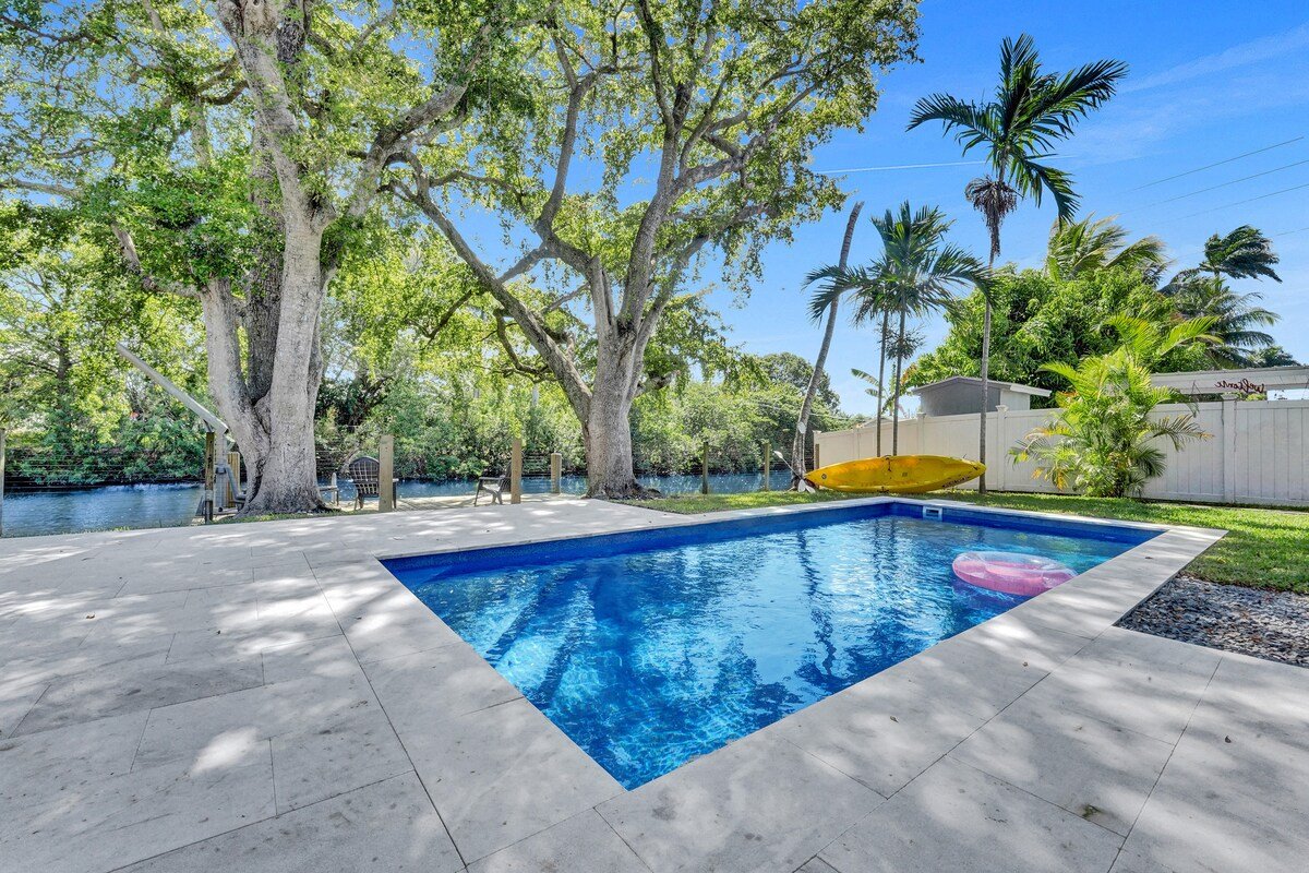 Private Waterfront Paradise minutes from Miami gallery image 3