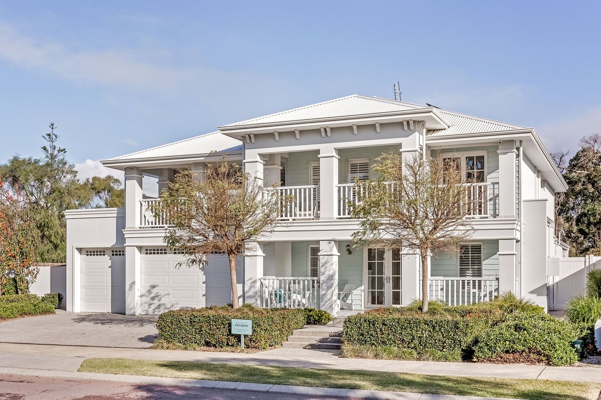 Hamptons By The Green—Grand Golfside Retreat