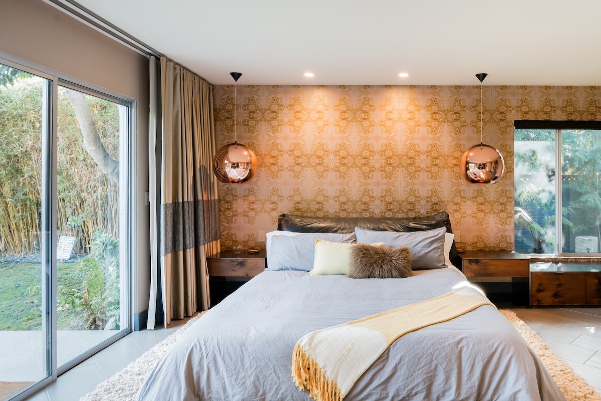 Luxurious Retreat on Extra-Large Lot near Stanford gallery image 4