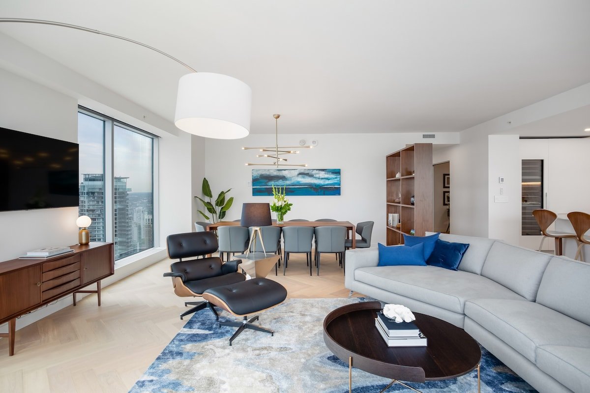 Breathtaking Views 3 bdrm, pool, hot tub, gym gallery image 3