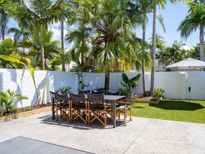 Oasis – private courtyard – location – pets