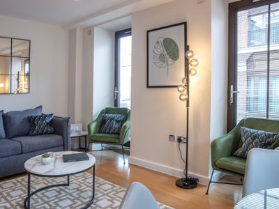 Westminster Stylish Two Bed Two Bath with Air-Con