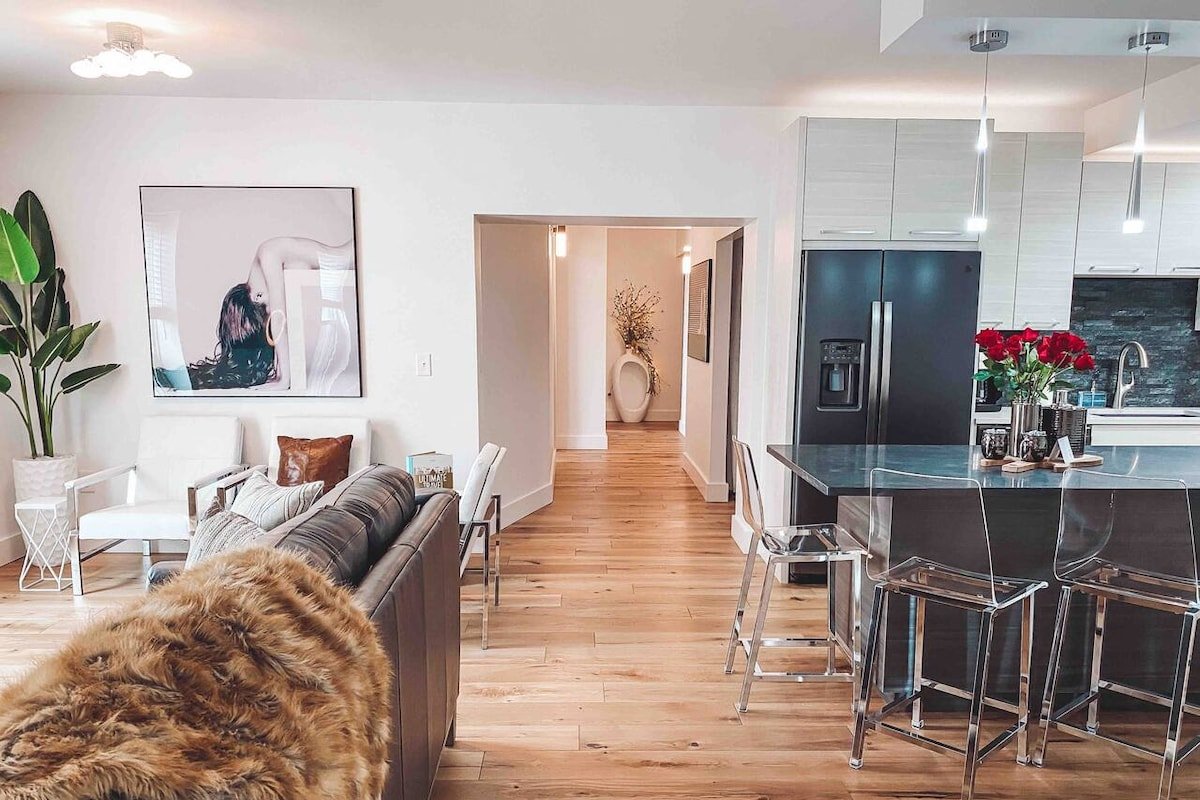 4 Bedroom Penthouse Suite – Music Row – Guitar Poo gallery image 2