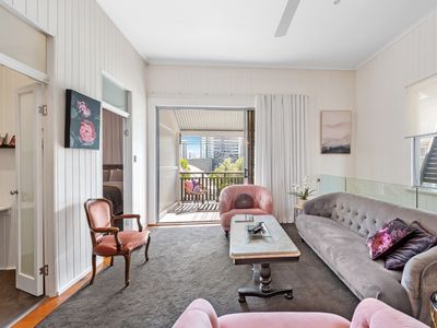 Luxe Inner-City Home with City Views! ~ Teneriffe