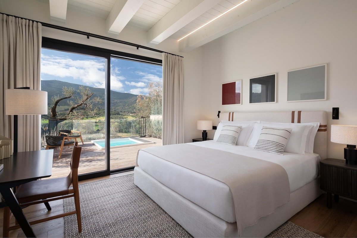 Panoramic Villa With Hot Tub (3D)