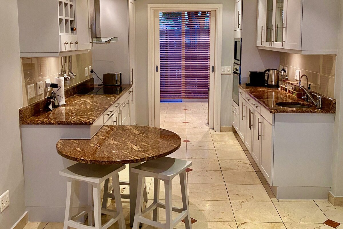 Luxury secure V&A Marina apartment; best location! gallery image 4