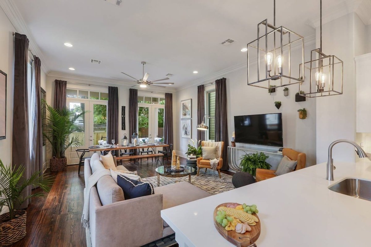 Beautiful Renovated Home | Private Heated Pool gallery image 4