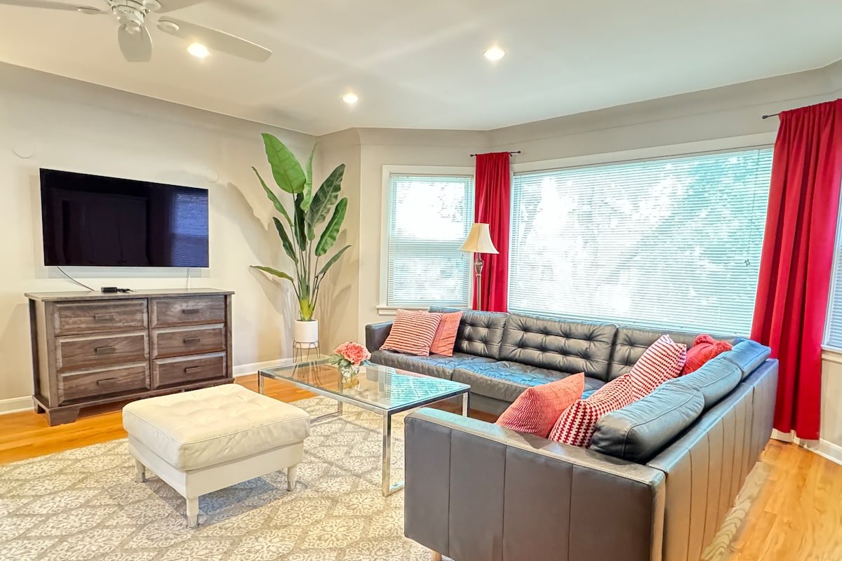 Spacious 3600 SQ Ft. Home next to Park & Transit gallery image 4