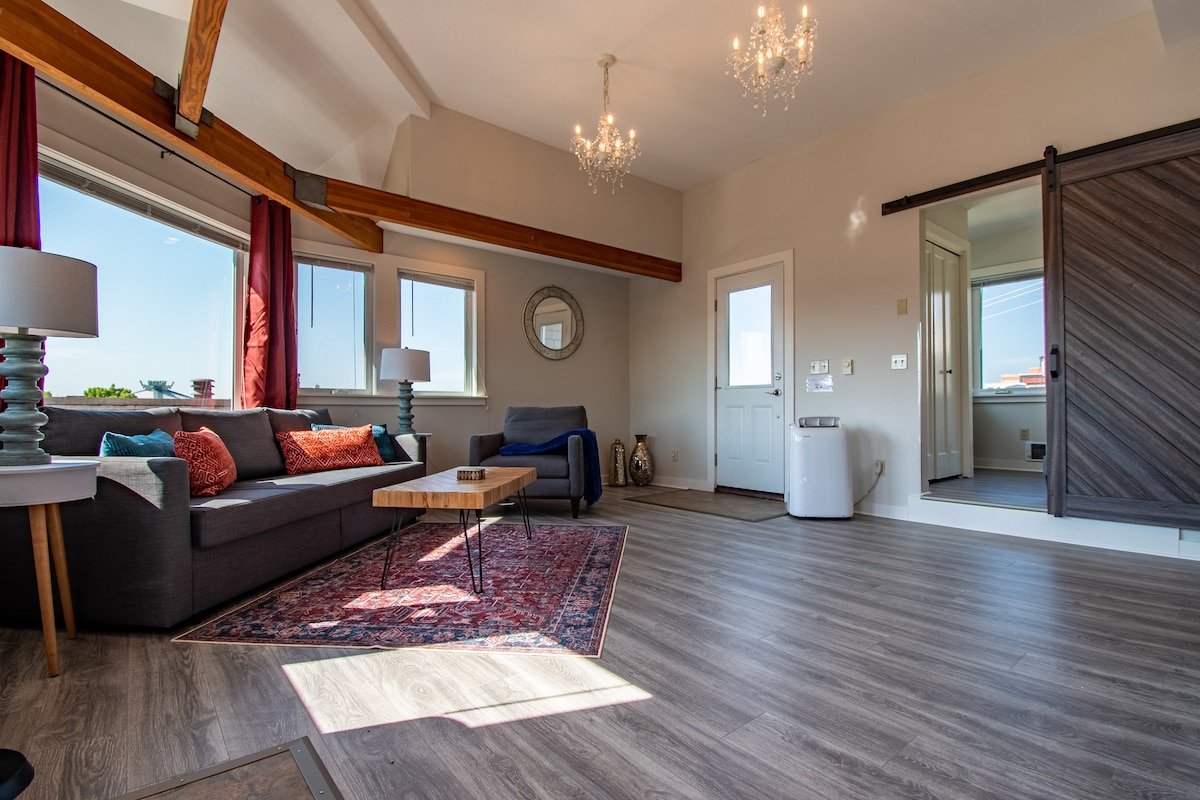 Enchanting 3 Bedroom Home with Space Needle Views! gallery image 4