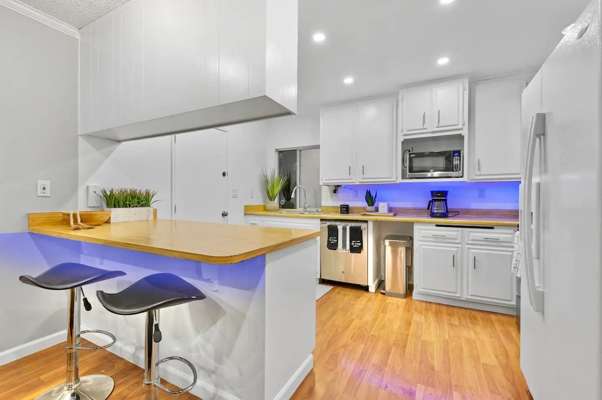 Massive 5BR Resort Style Retreat with Heated Pool gallery image 4