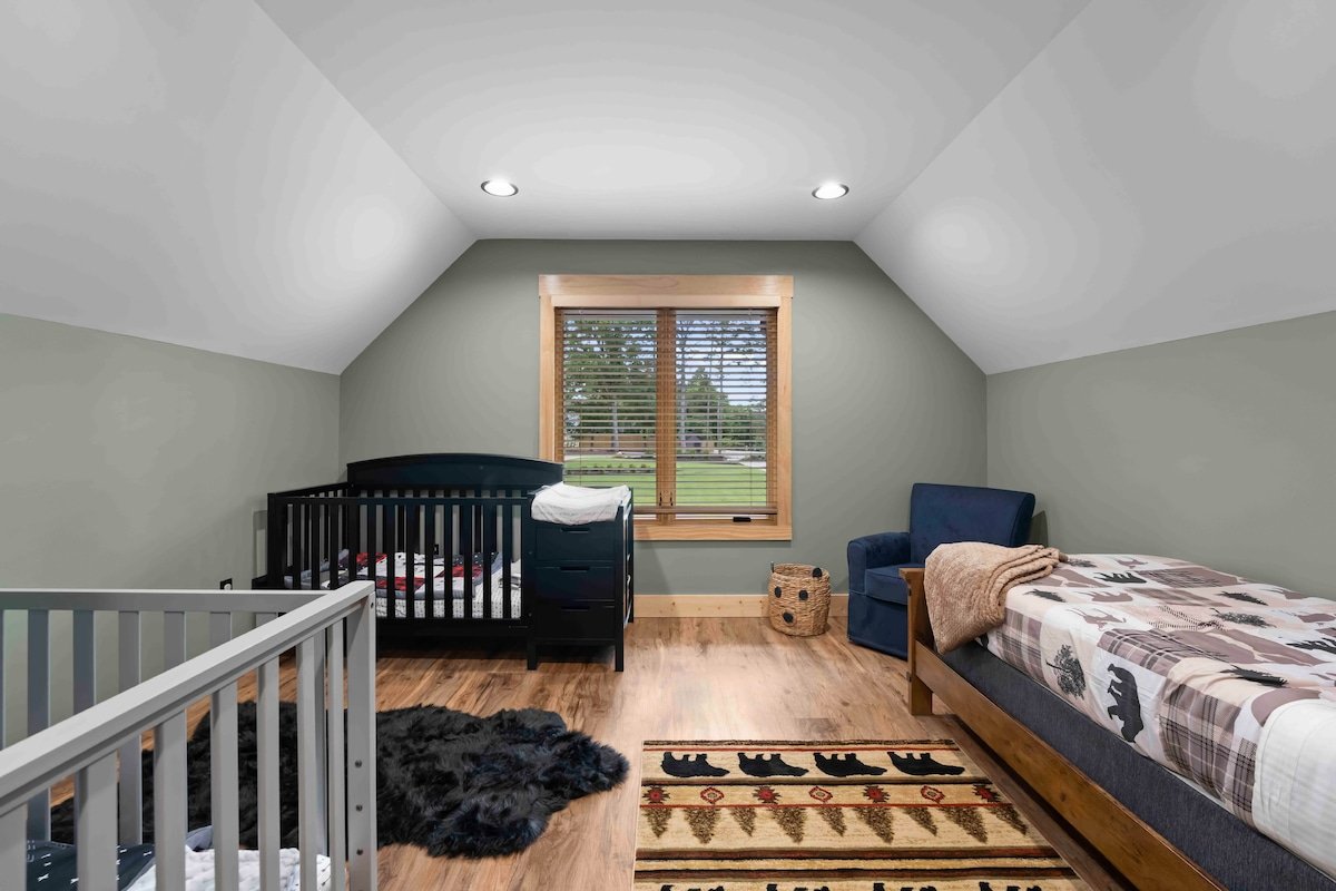 Sleeps 20 | Lakefront Retreat • Pool, Spa, Theatre gallery image 4