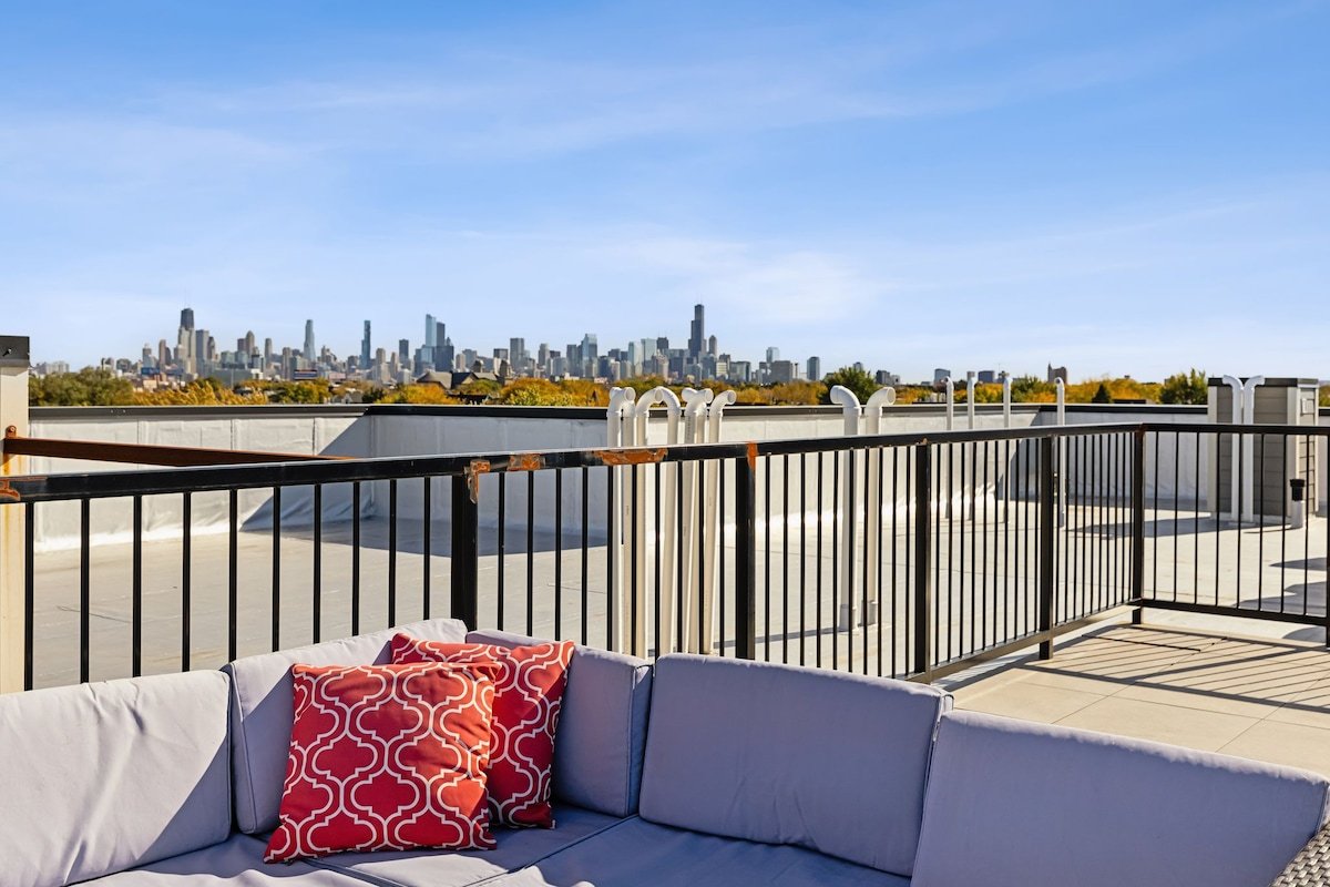 Penthouse•Skyline Views •10 min Downtown Sleeps 15 gallery image 3