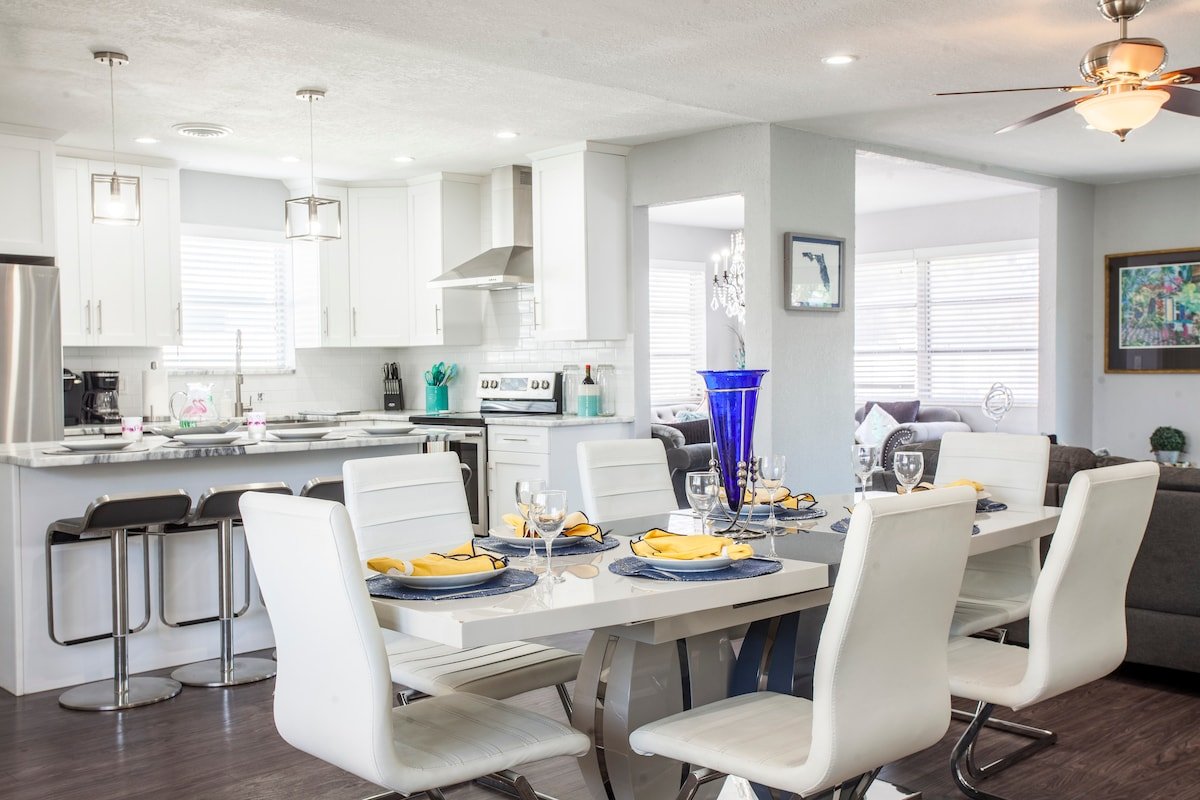 Spacious 4/3 Large Pool Home :parking, BBQ WIFI! gallery image 4