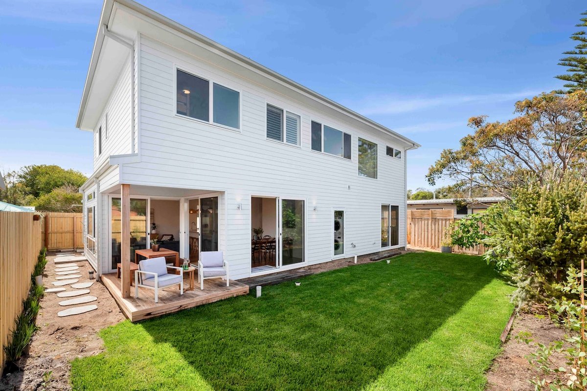 Narrows Rest- Beach over the road gallery image 4