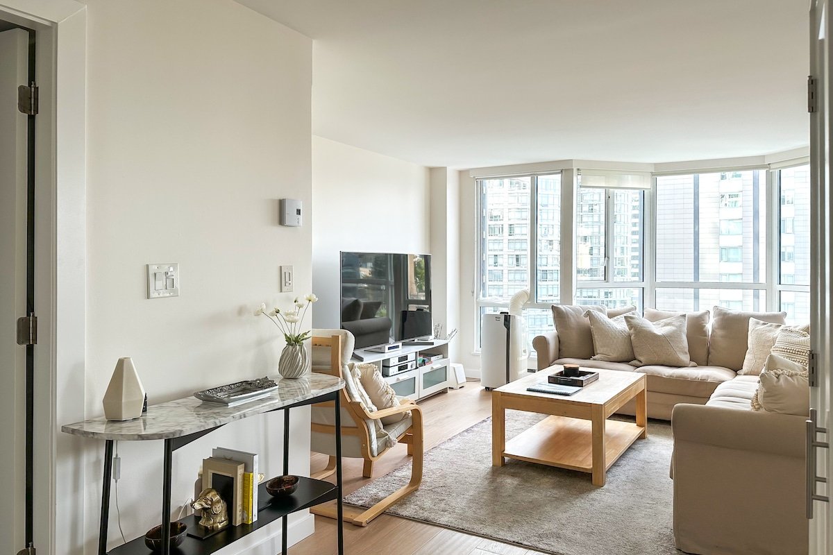 Modern 2BD/2BA Retreat on Robson + Parking gallery image 4