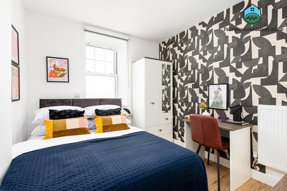 Chic-5bed-5bath-FreeParking-By FabAccommodation gallery image 4