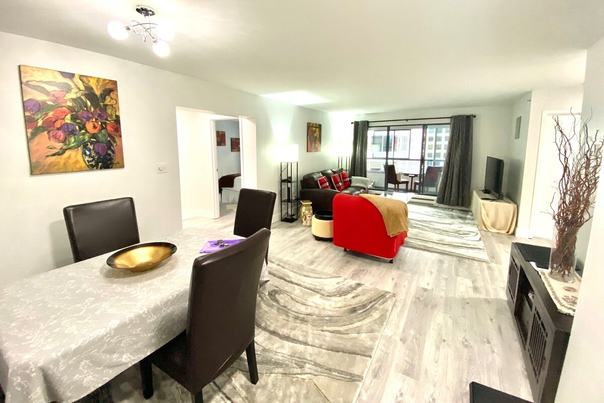 Fabulous DT 2 BR 2 BA POOL+Parking Great Location gallery image 3