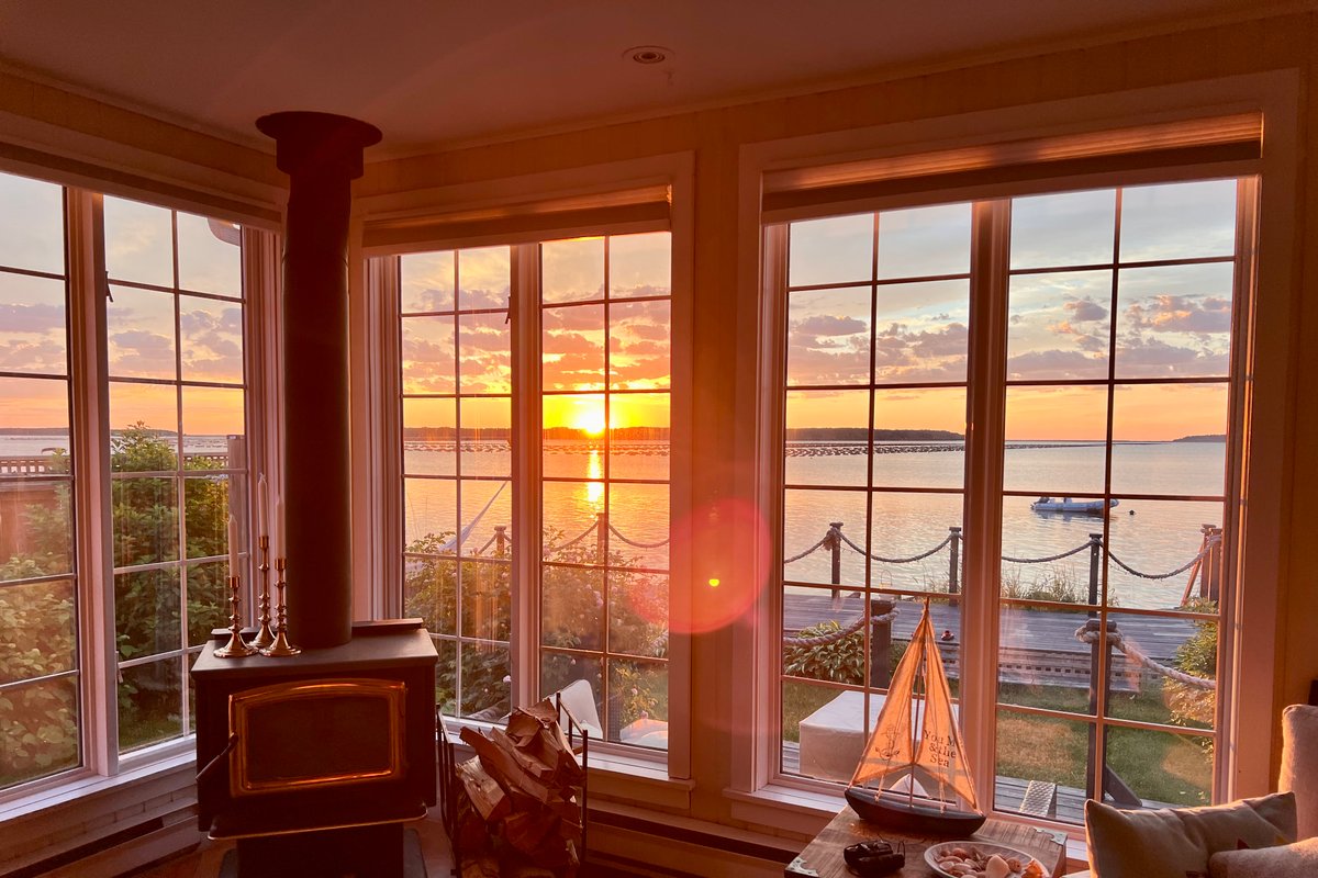 4 seasons waterfront cottage w hot tub & woodstove