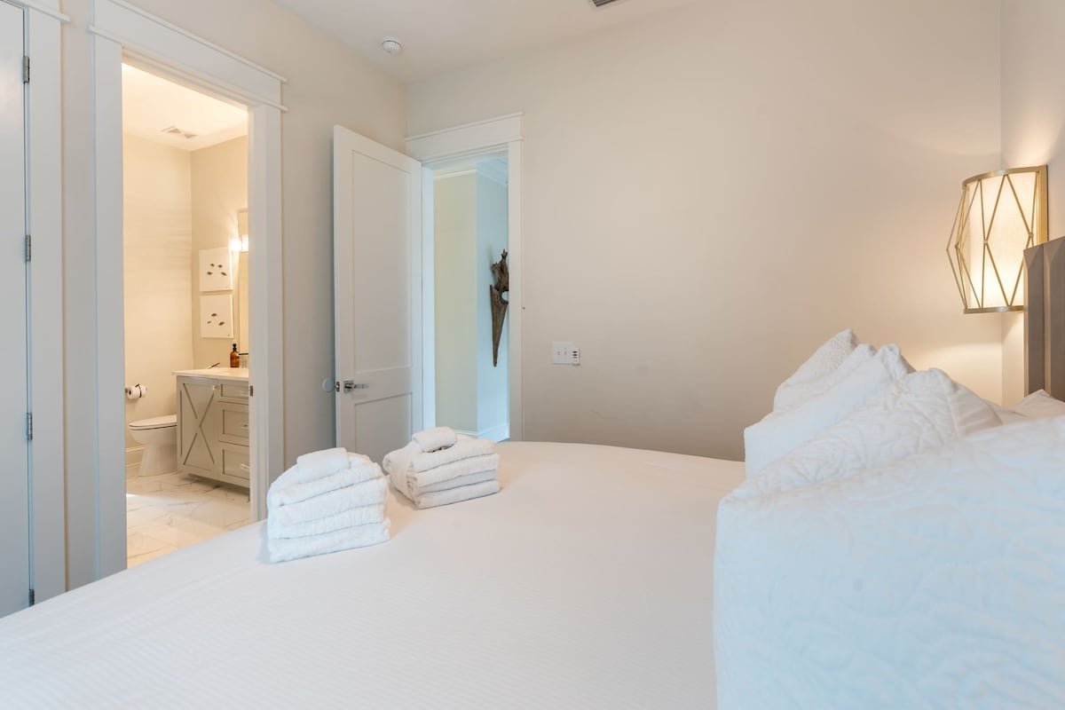 Bikinis & Martinis:Pool, LSV, Bikes + Pet Friendly gallery image 5