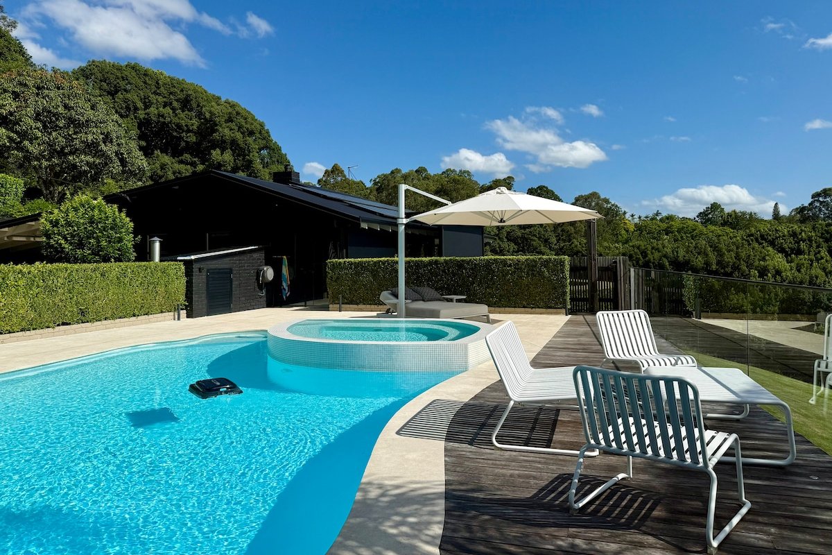 Black Beauty on Richmond Hill gallery image 2