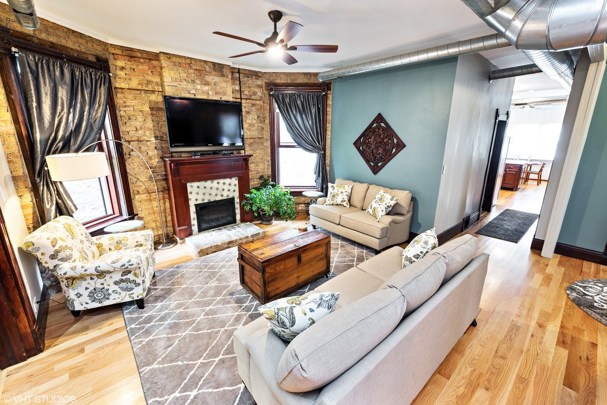 WrigleyVilla – 1/2 Block From Wrigley Field!